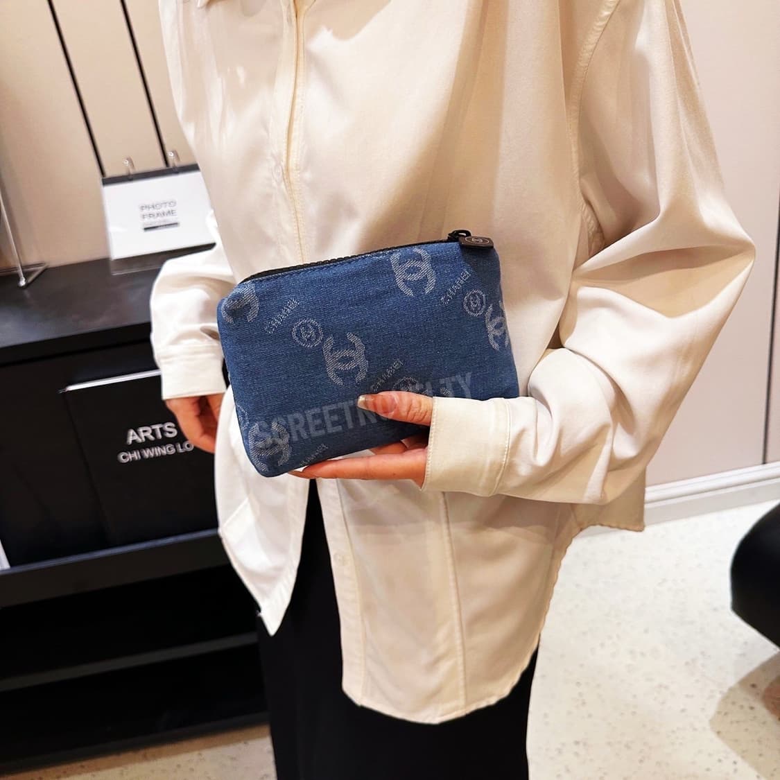 샤넬 코스메틱 데님 로고 파우치 무료배송 샤넬 코스메틱 데님 로고 파우치 상품이미지2