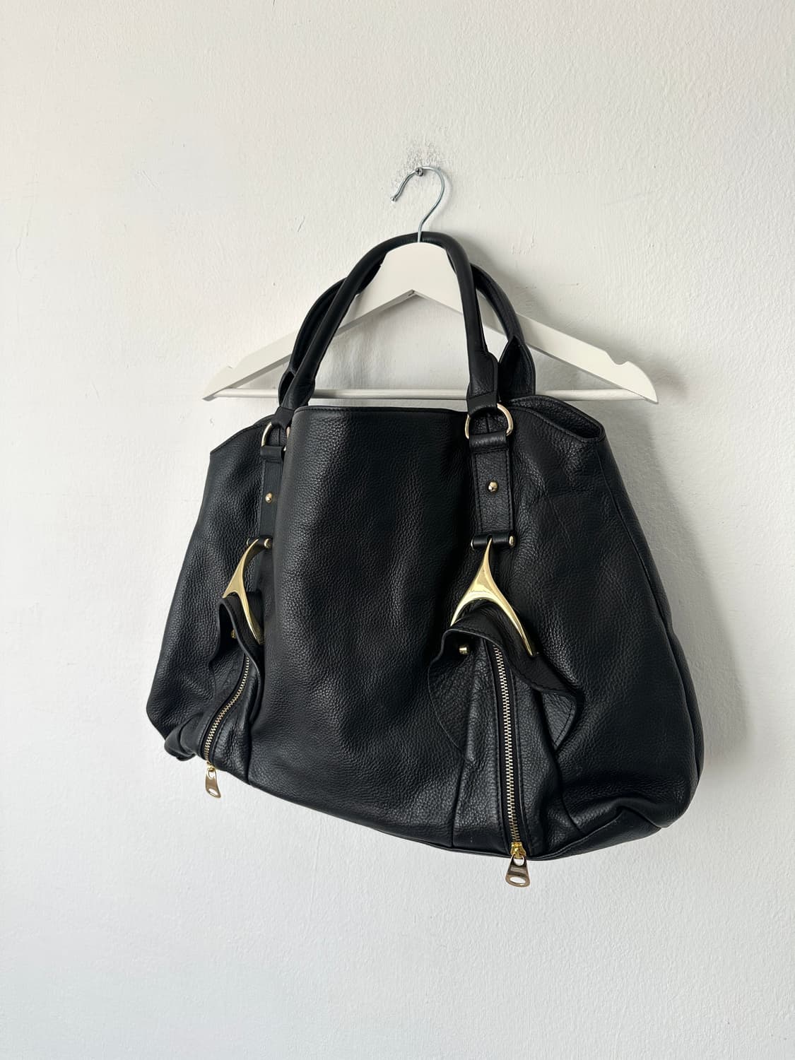 지미추 블랙 레더 메탈 숄더백 상품이미지3