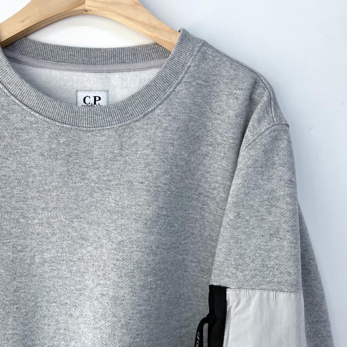 씨피 컴퍼니 렌즈 포켓 그레이 크루넥 맨투맨 상품이미지3