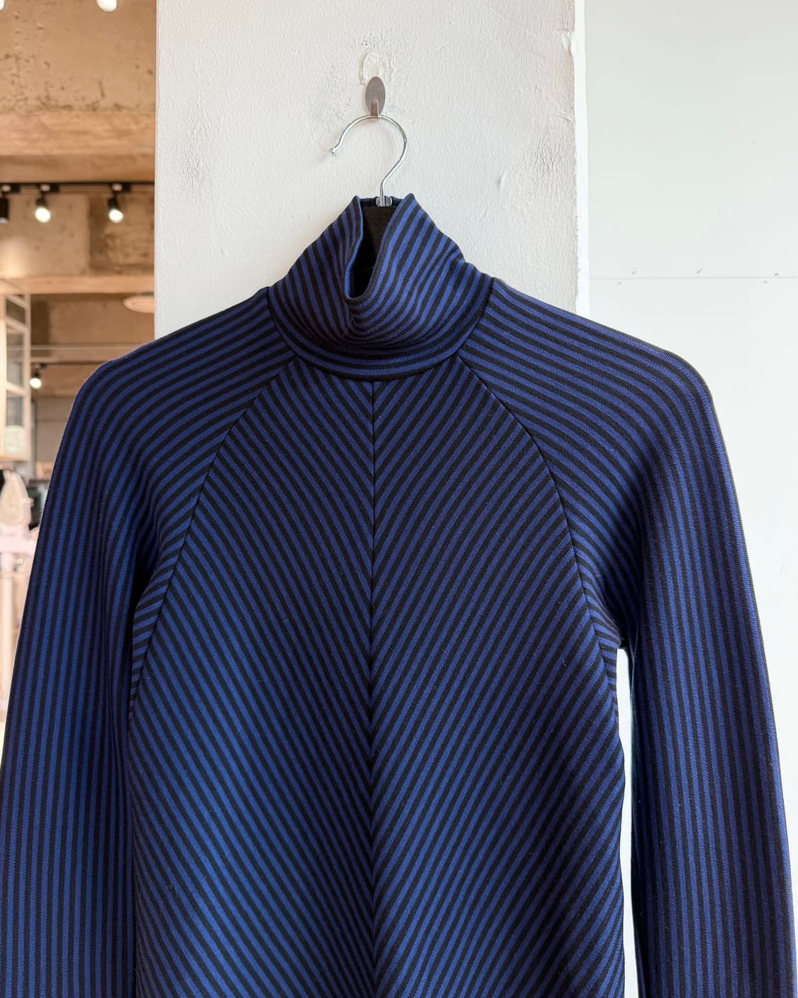 하이더 아커만 블루 스트라이프 터틀넥 롱슬리브  상품이미지3