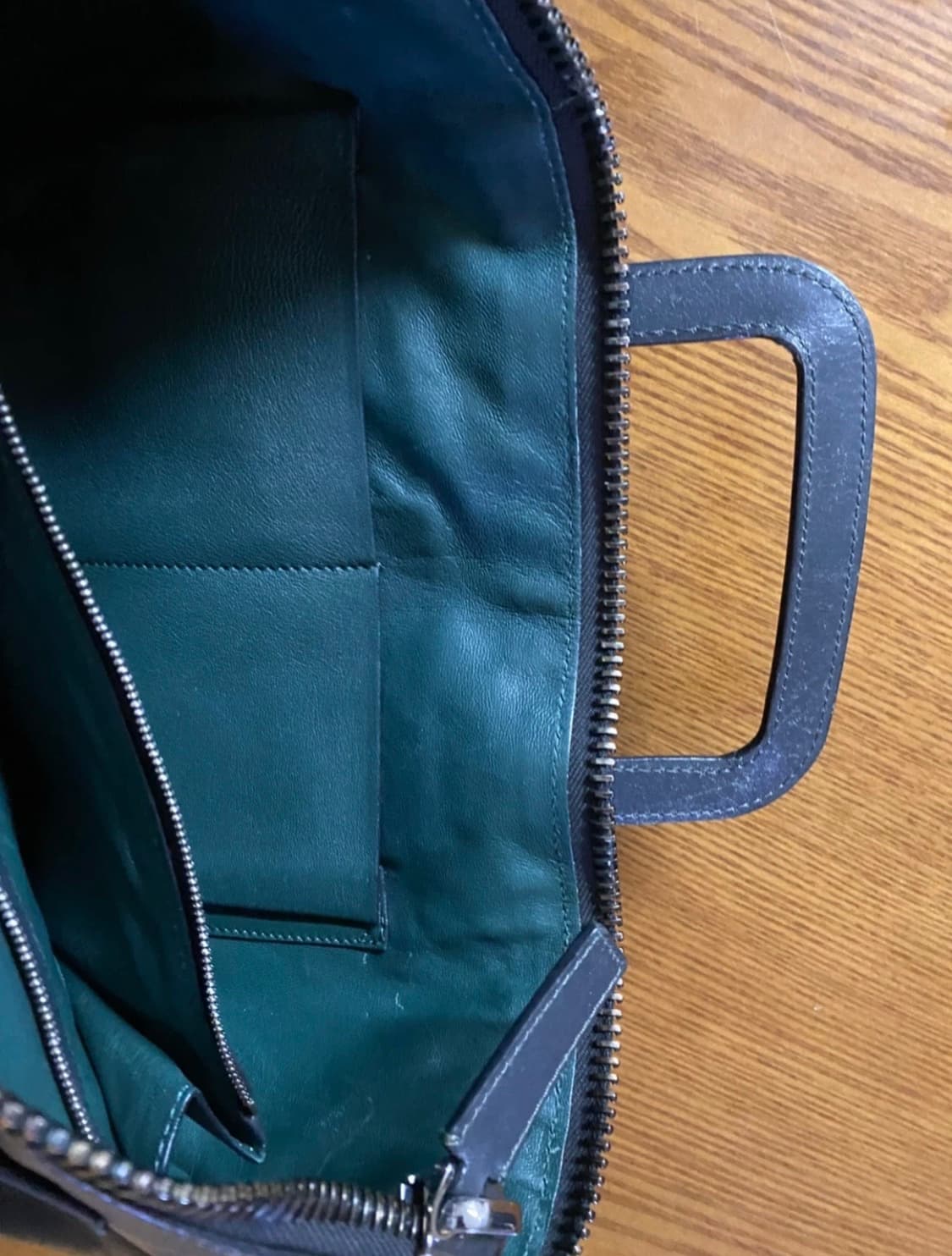 [Valentino Garavani] 아카이브 투톤 레더 핸들 클러치 상품이미지5