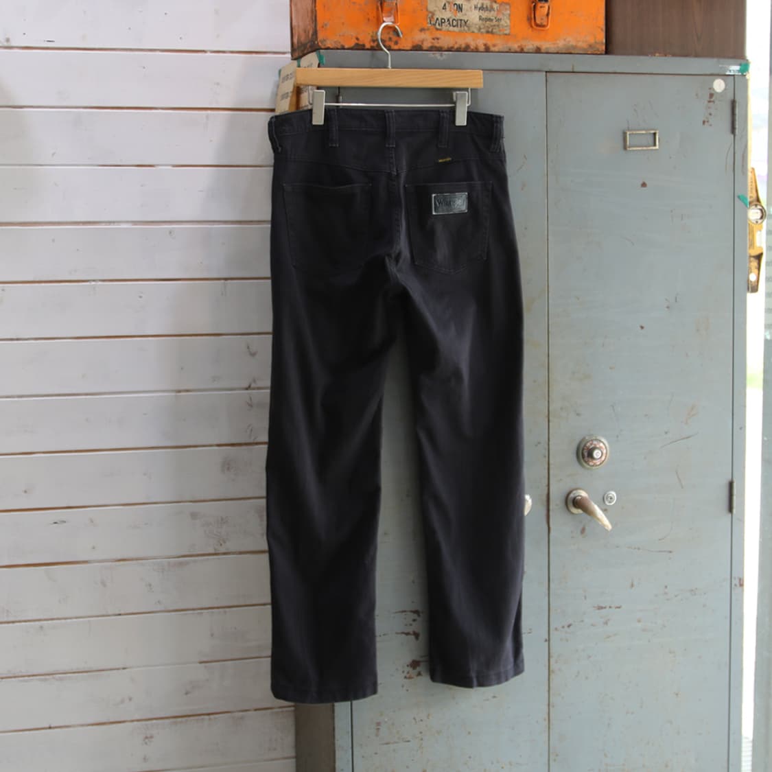 (착용컷) Wrangler 블랙 진 (남성용 32.5) 상품이미지3