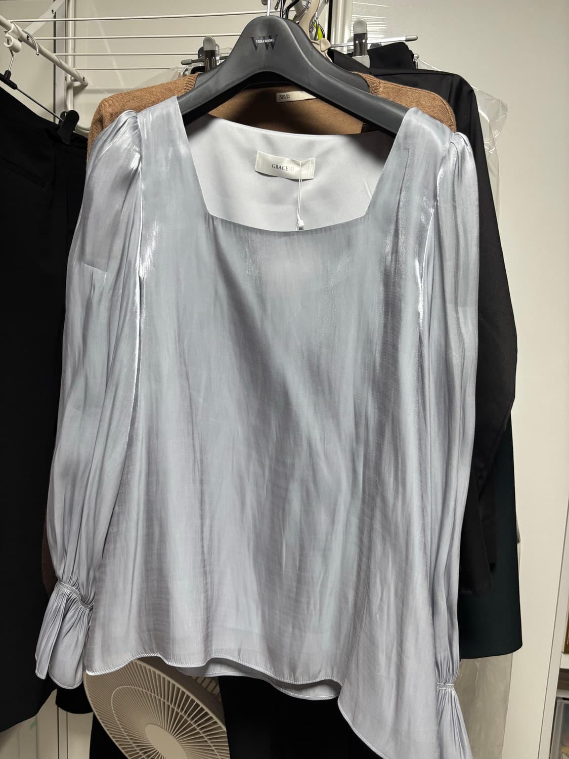 그레이스유 데이지 새틴 스퀘어넥 블라우스 블루 상품이미지3