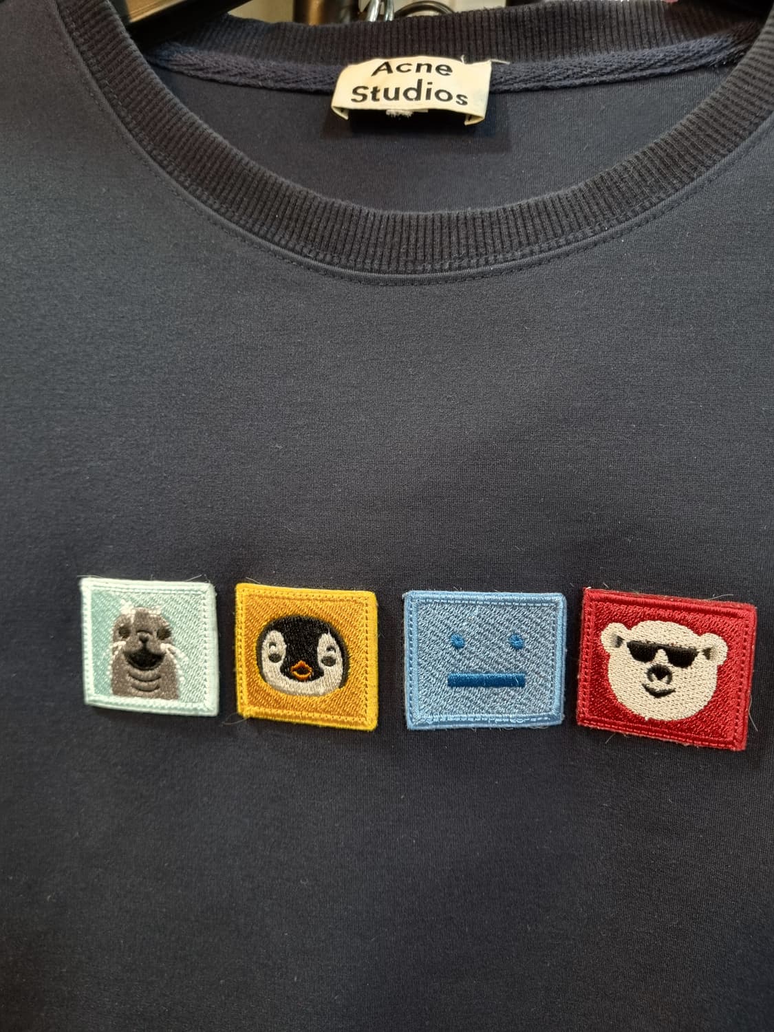 아크네 스튜디오 네이비 맨투맨 상품이미지3