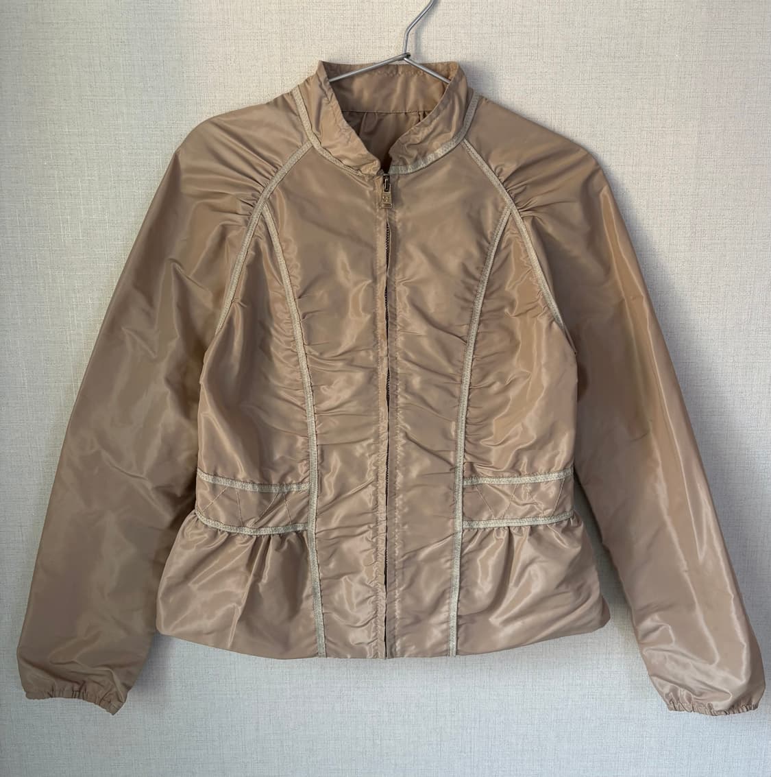 Beige nylon shirred jacket 상품이미지1