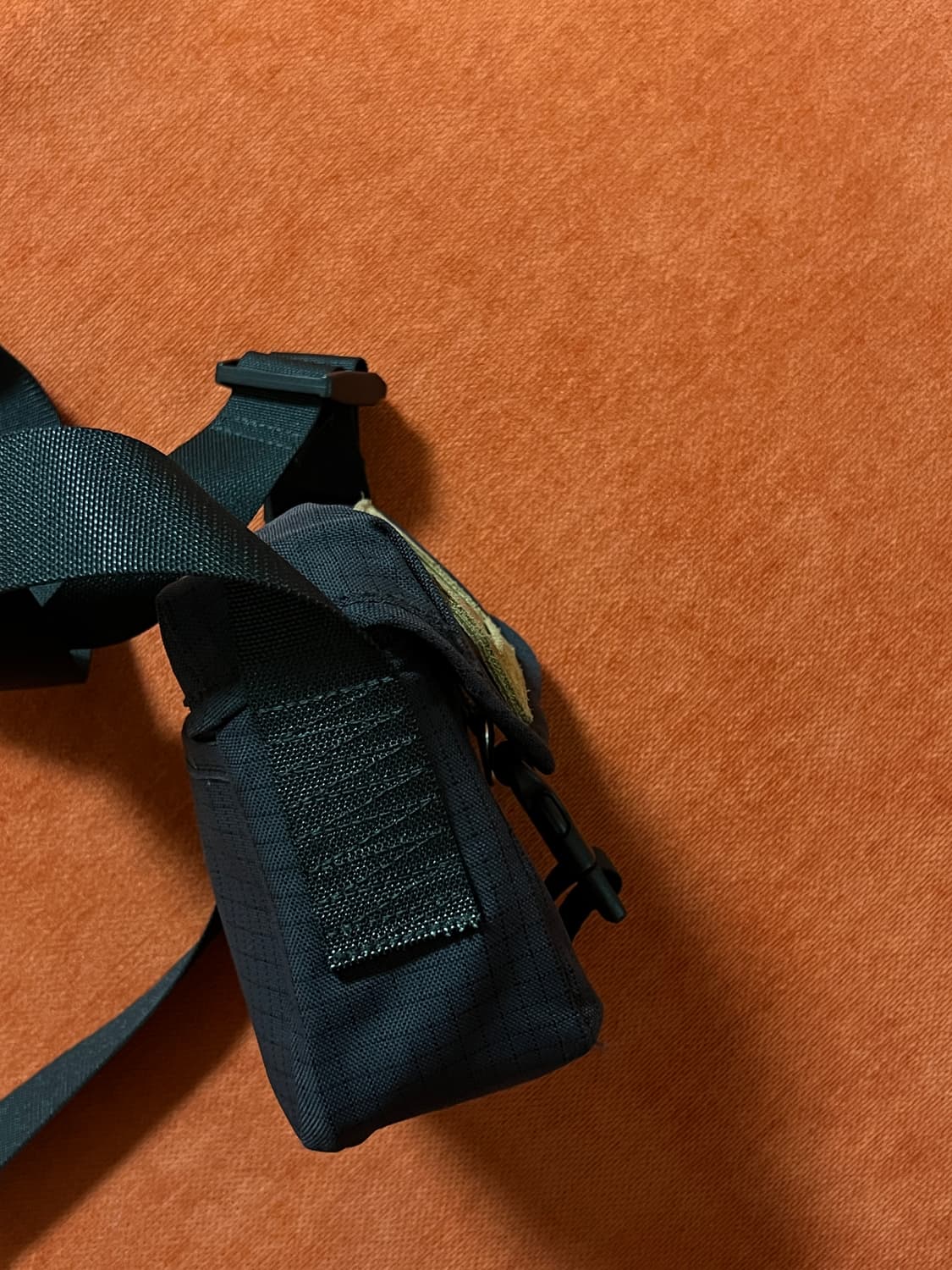 아크네 스튜디오 스웨이드 트림 폴드오버 플랩  미니 크로스백 상품이미지6