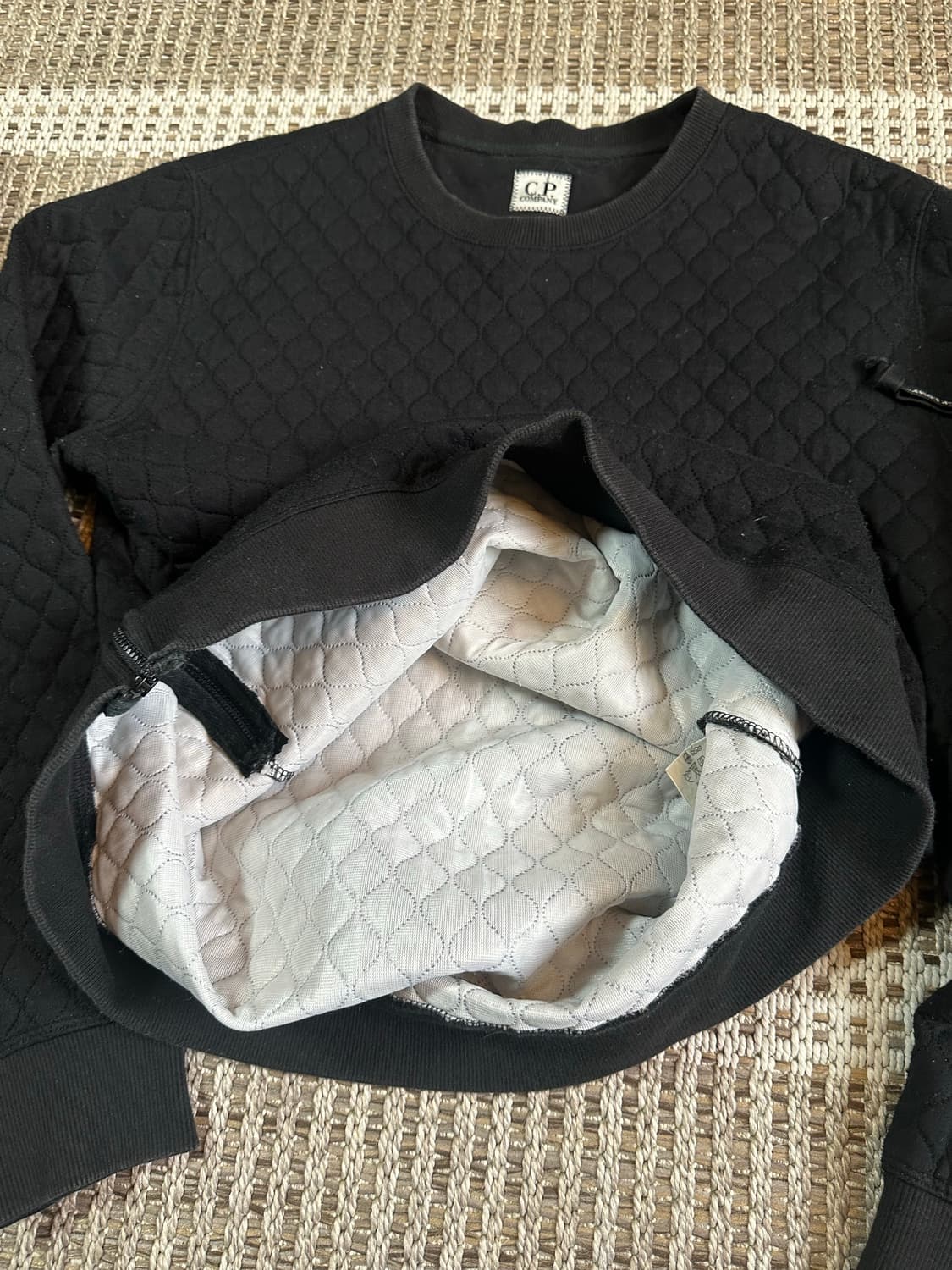 CP컴퍼니 퀼팅 렌즈 와펜 맨투맨 105 상품이미지7