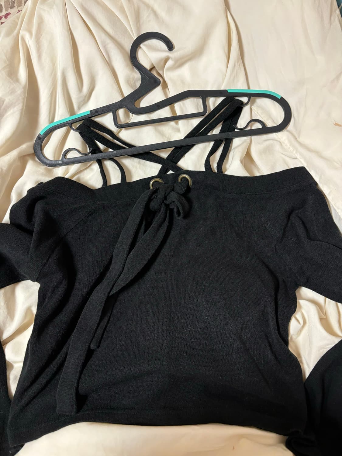 d.i.a. 다이아 크롭 오프숄더 니트 탑 블랙 리본 오네갸루 상품이미지2