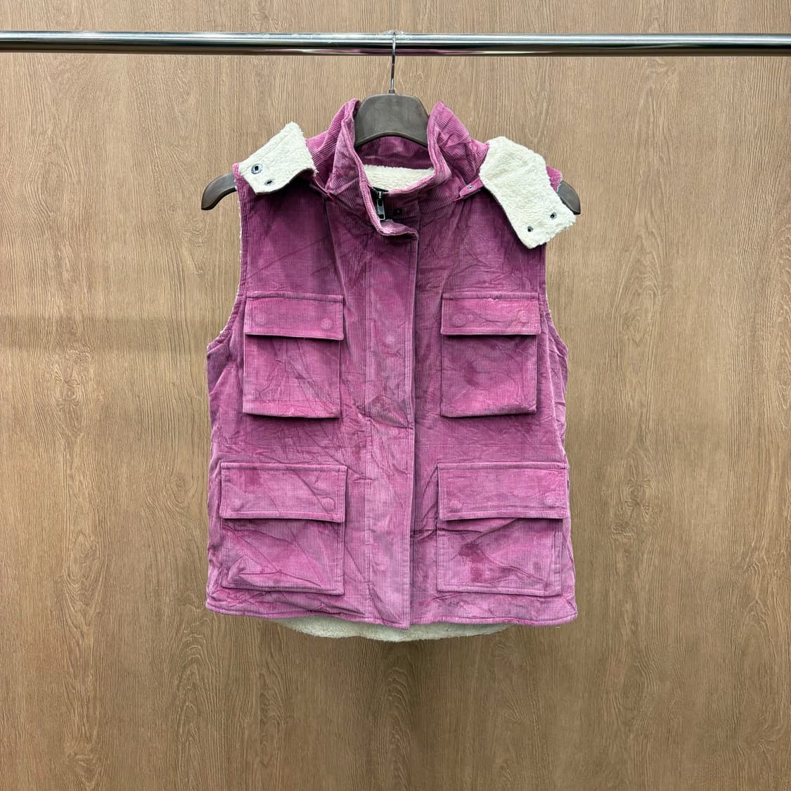 띠어리 후드 베스트 코듀로이 안감 쉐르파 라이닝 플랩 포켓 디테일 핑크 상품이미지2