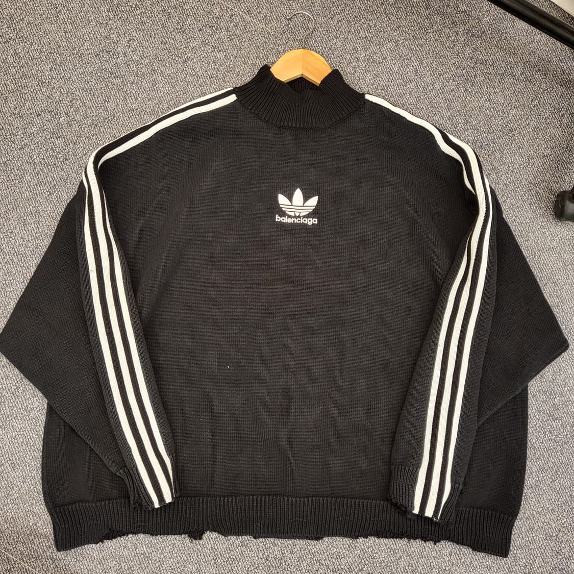 발렌시아가 아디다스 콜라보 니트 스웨터 상품이미지1