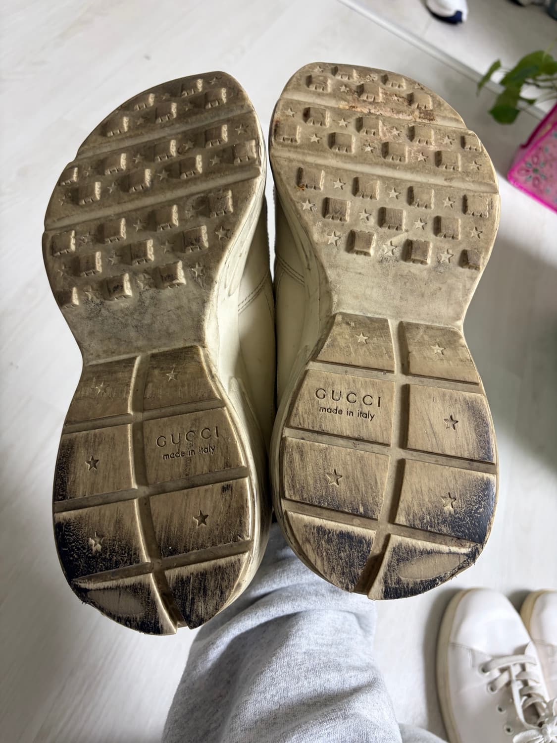 구찌 롸이톤 43 사이즈 팝니다 상품이미지4