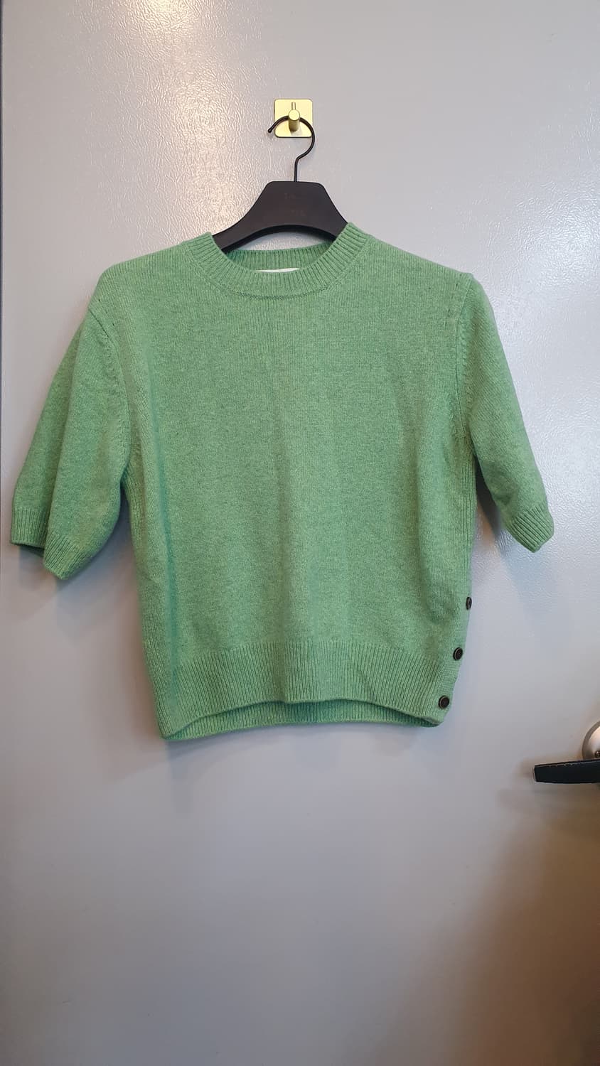 그로브 반팔 니트 그린색상입니다. 옆에 단추 디테일이 있어서 더 귀여워요 상품이미지2