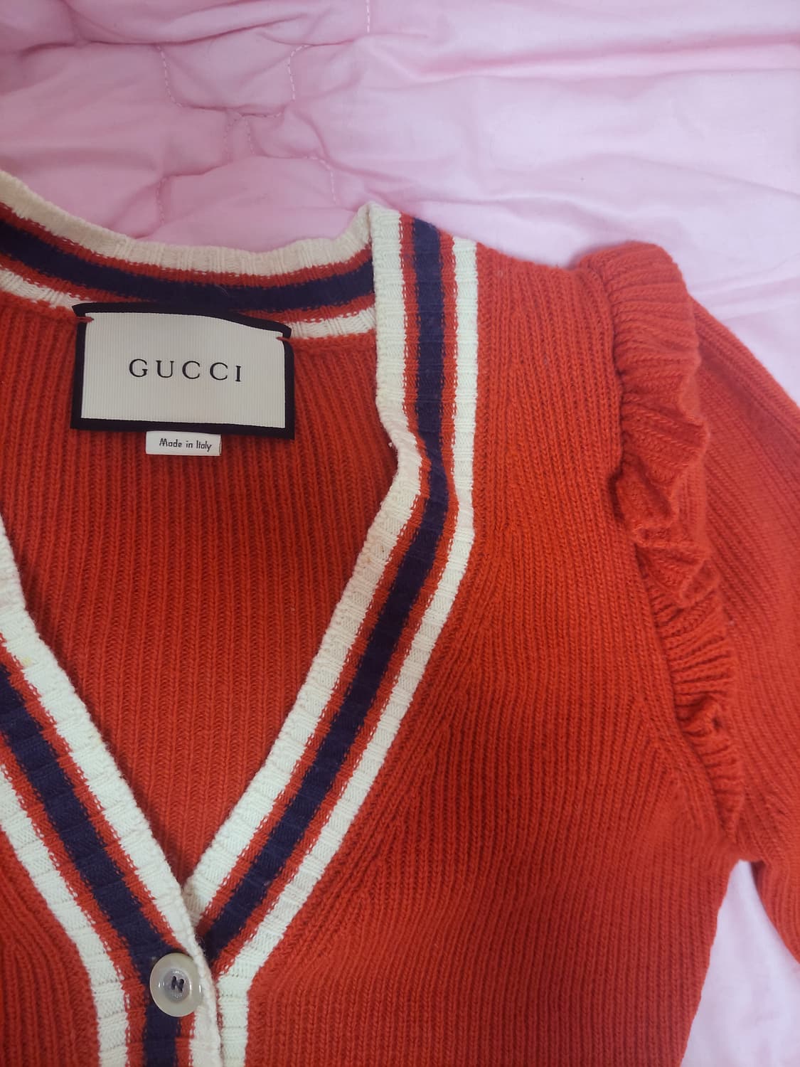 정품)급처상태좋음!구찌 러블리 어깨볼륨프릴 여성 니트 가디건 상품이미지5