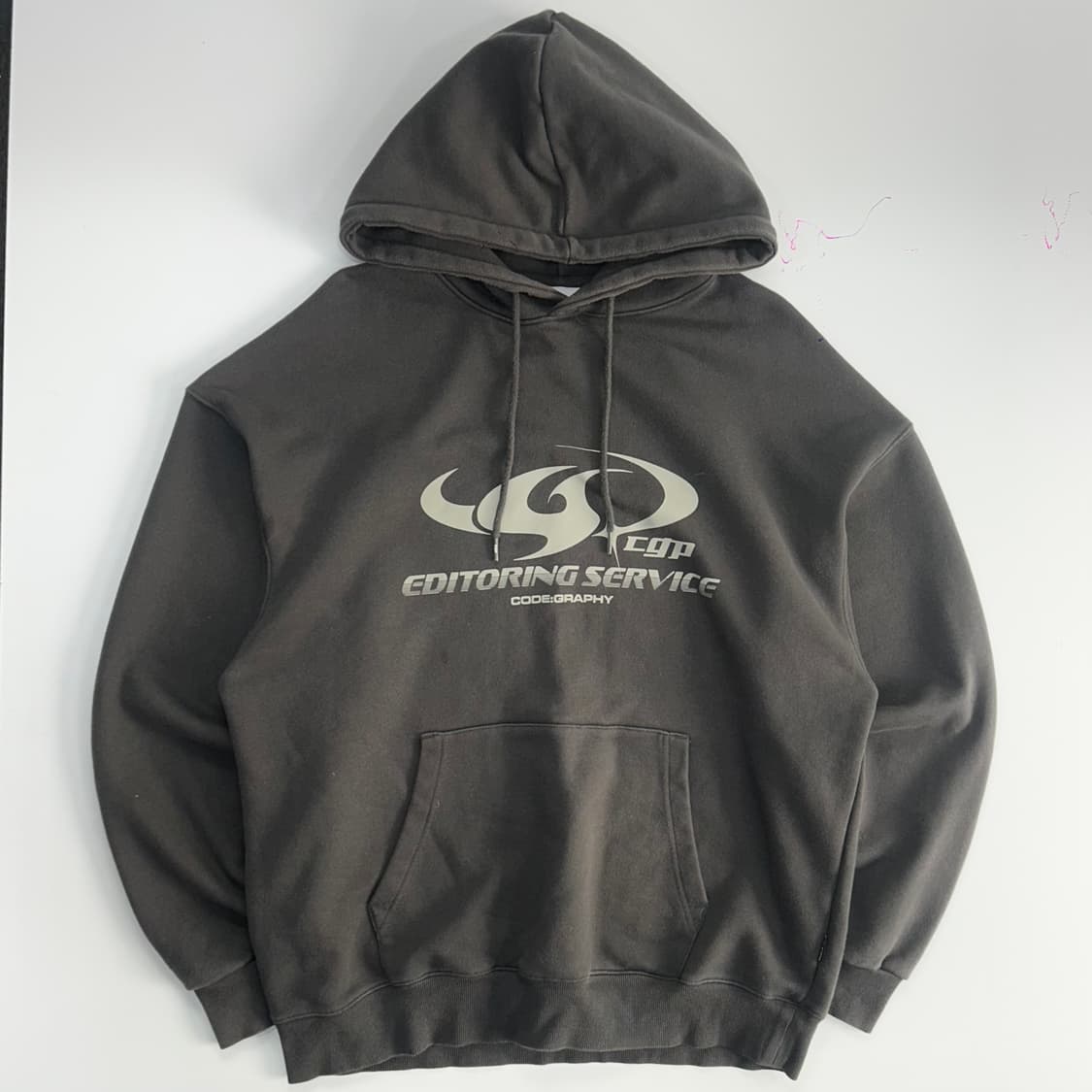 Code graphy 코드그라피 로고 프린팅 차콜 후드티  상품이미지3