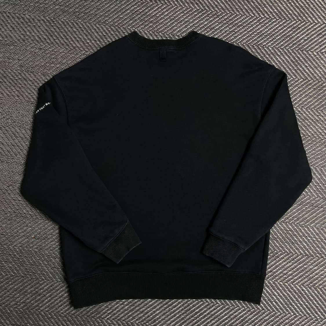 데상트 자수로고 레터링 스웻 맨투맨 블랙y 5191 상품이미지4