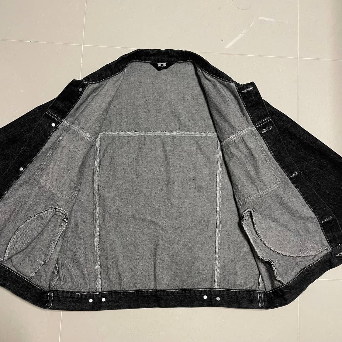 정품 트릴리온 워싱 스티치 흑청 데님트러커 블랙 청자켓 상품이미지5