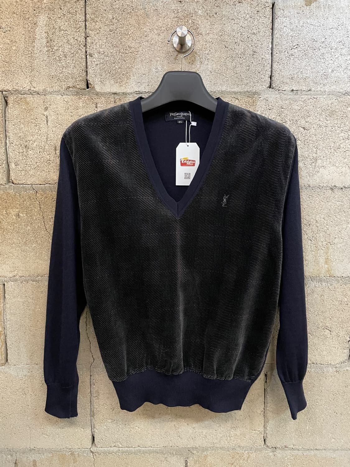 입생로랑 벨벳 브이넥 니트  상품이미지1