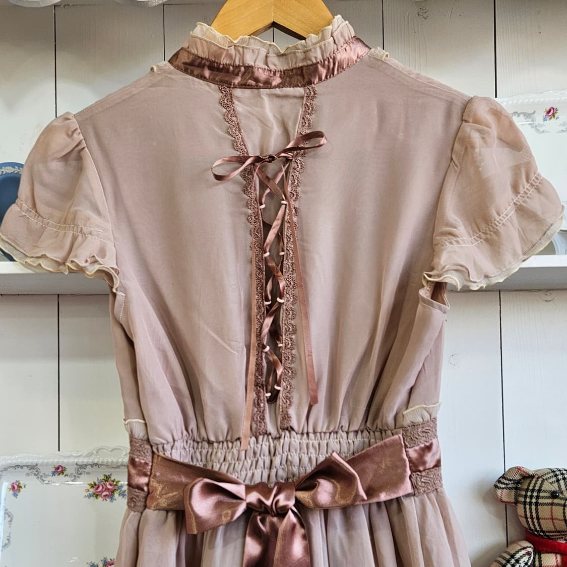 엑시즈팜(Axes Femme) 로즈 밀크티 레이스 리본 원피스 상품이미지6