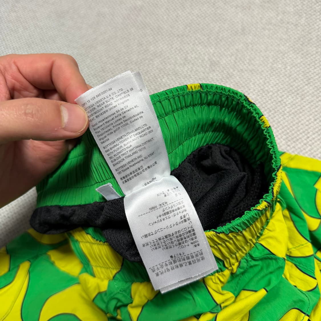 보테가 베네타 웨이비 트라이앵글 패턴 퀼팅 스윔팬츠 상품이미지4