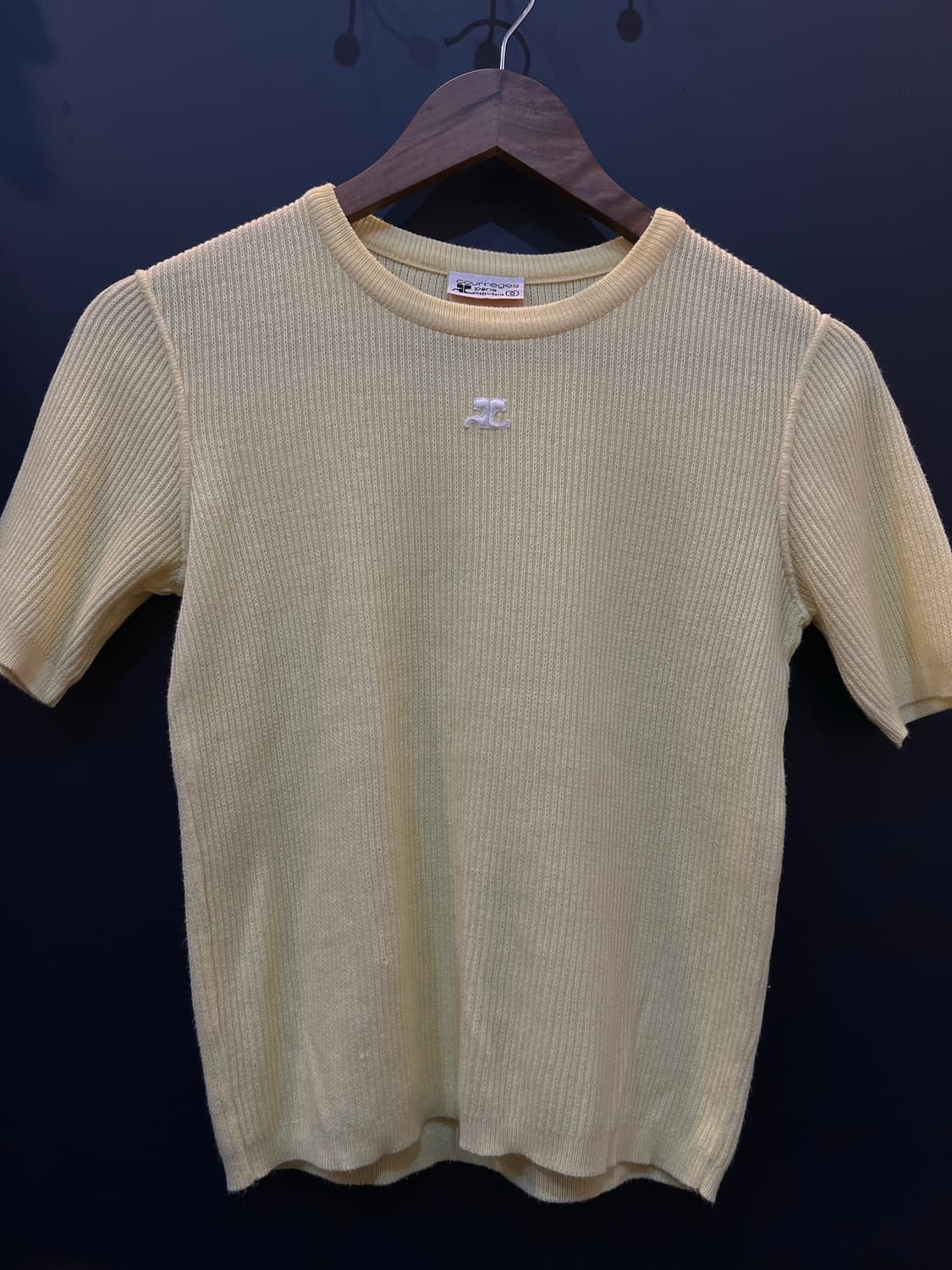 꾸레쥬 옐로우 로고 반팔 니트 상품이미지1