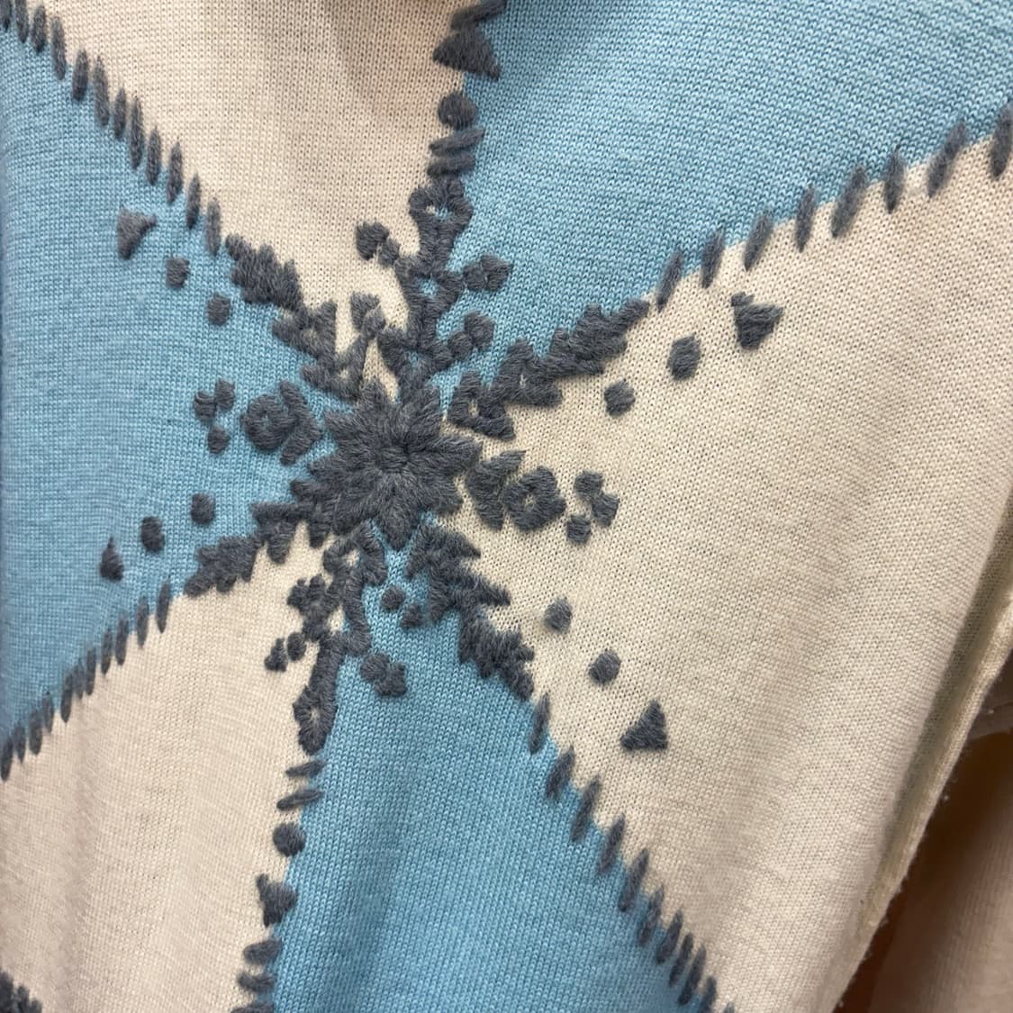 꾸레쥬 터틀넥 긴팔 니트 블루 눈꽃 노르딕 패턴 스티치 디테일 아이보리 상품이미지6