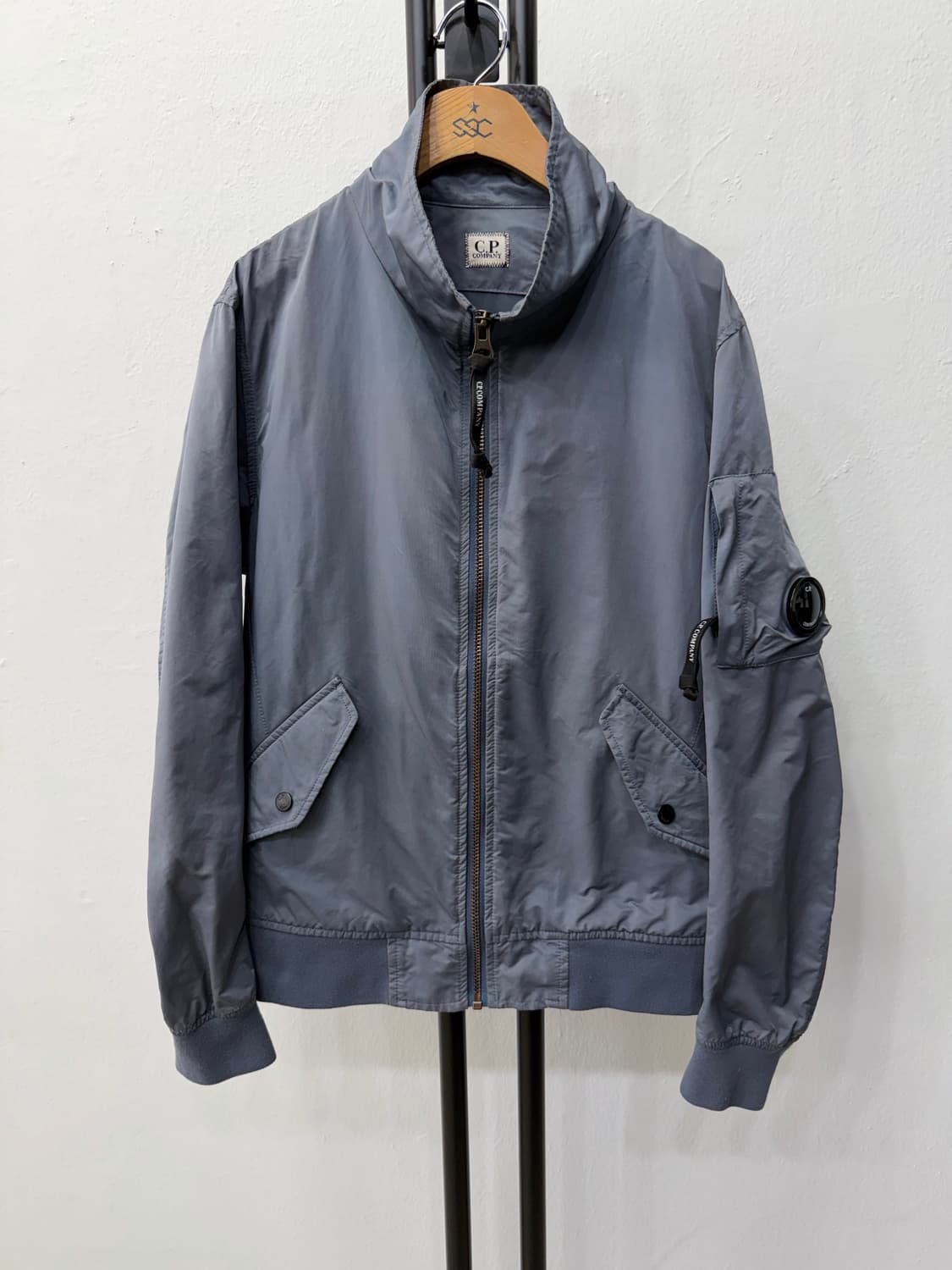 매장판정품) CP컴퍼니 렌즈 코팅 블루종 바람막이자켓 M 상품이미지1