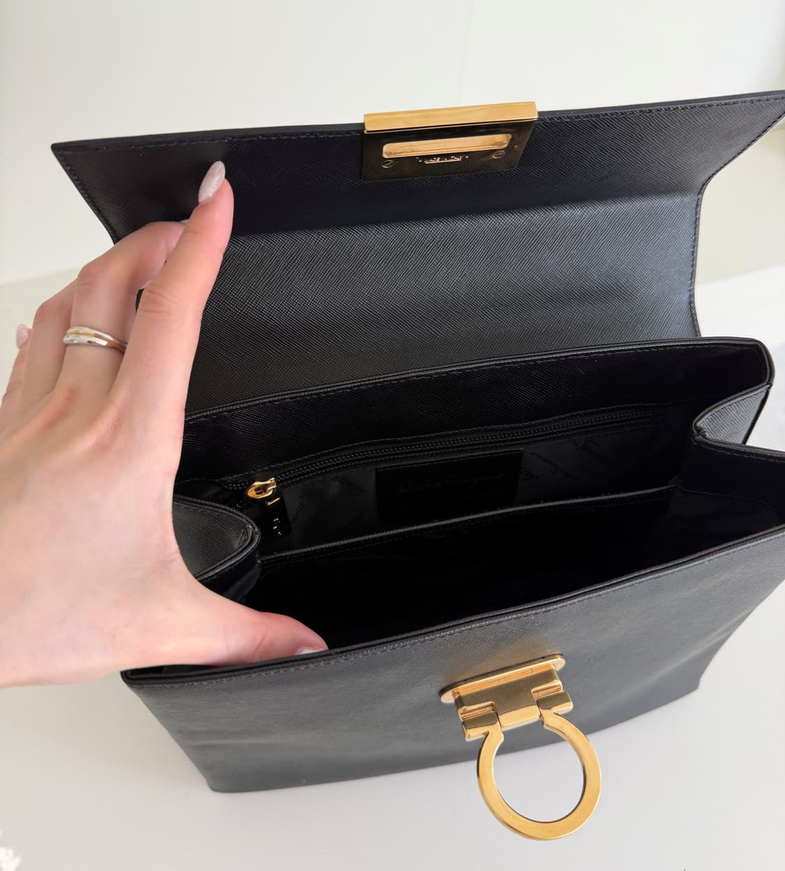 [Ferragamo] Gancini Top Handle Medium 상품이미지9