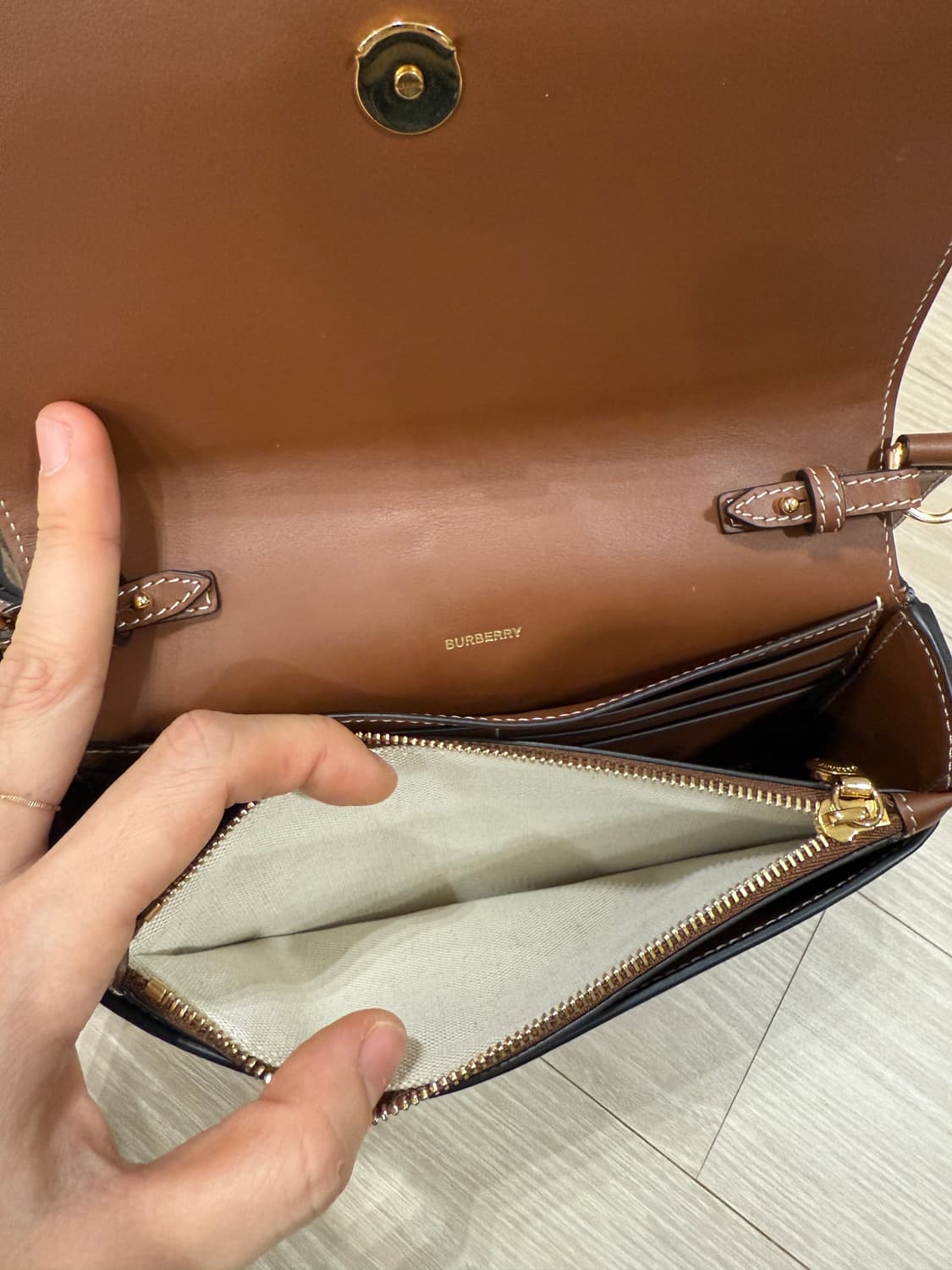 버버리 호스페리 프린트 컨버스 레더미니 노트백 상품이미지9