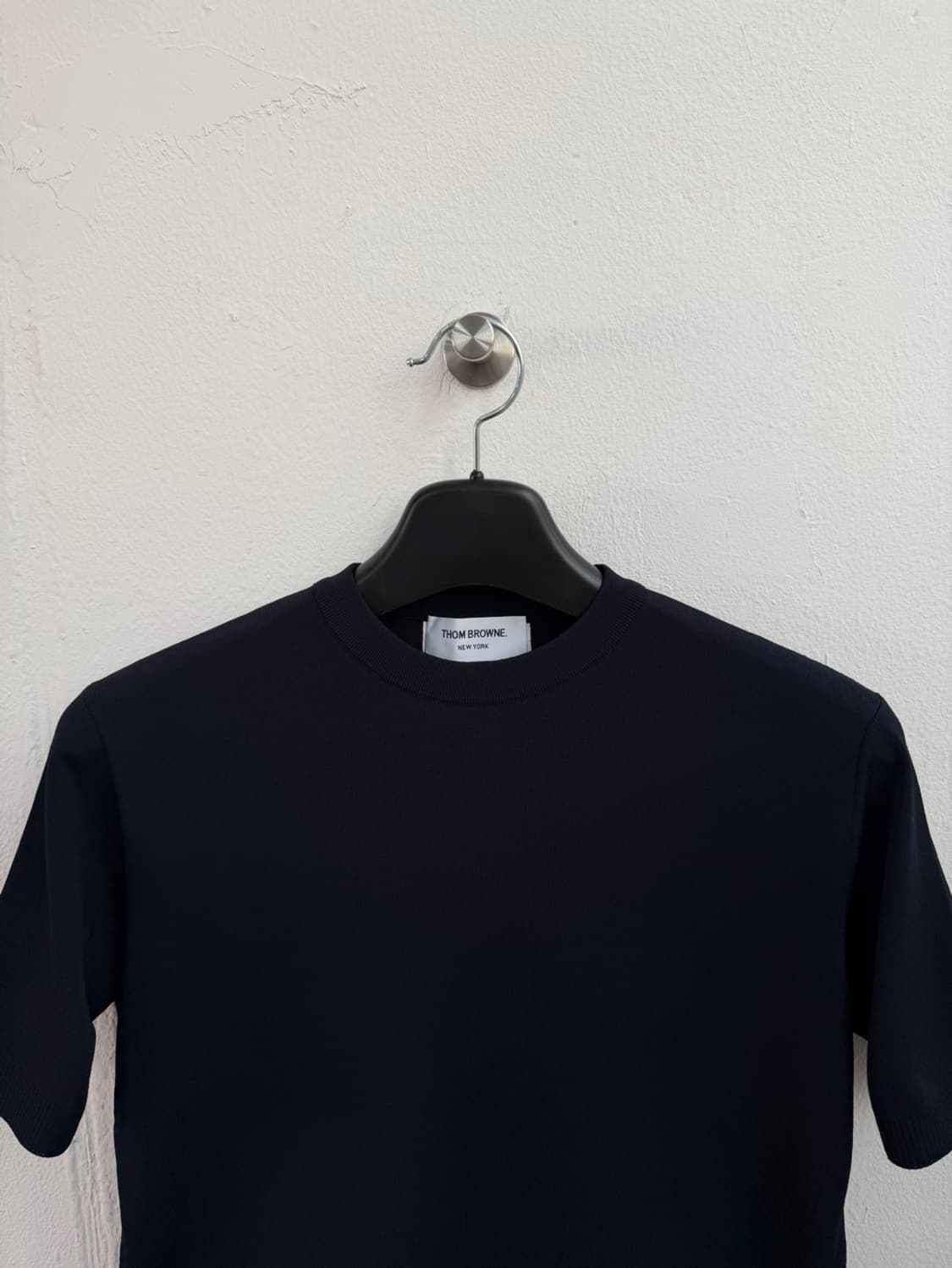 톰 브라운 센터 백 스트라이프 티  상품이미지3