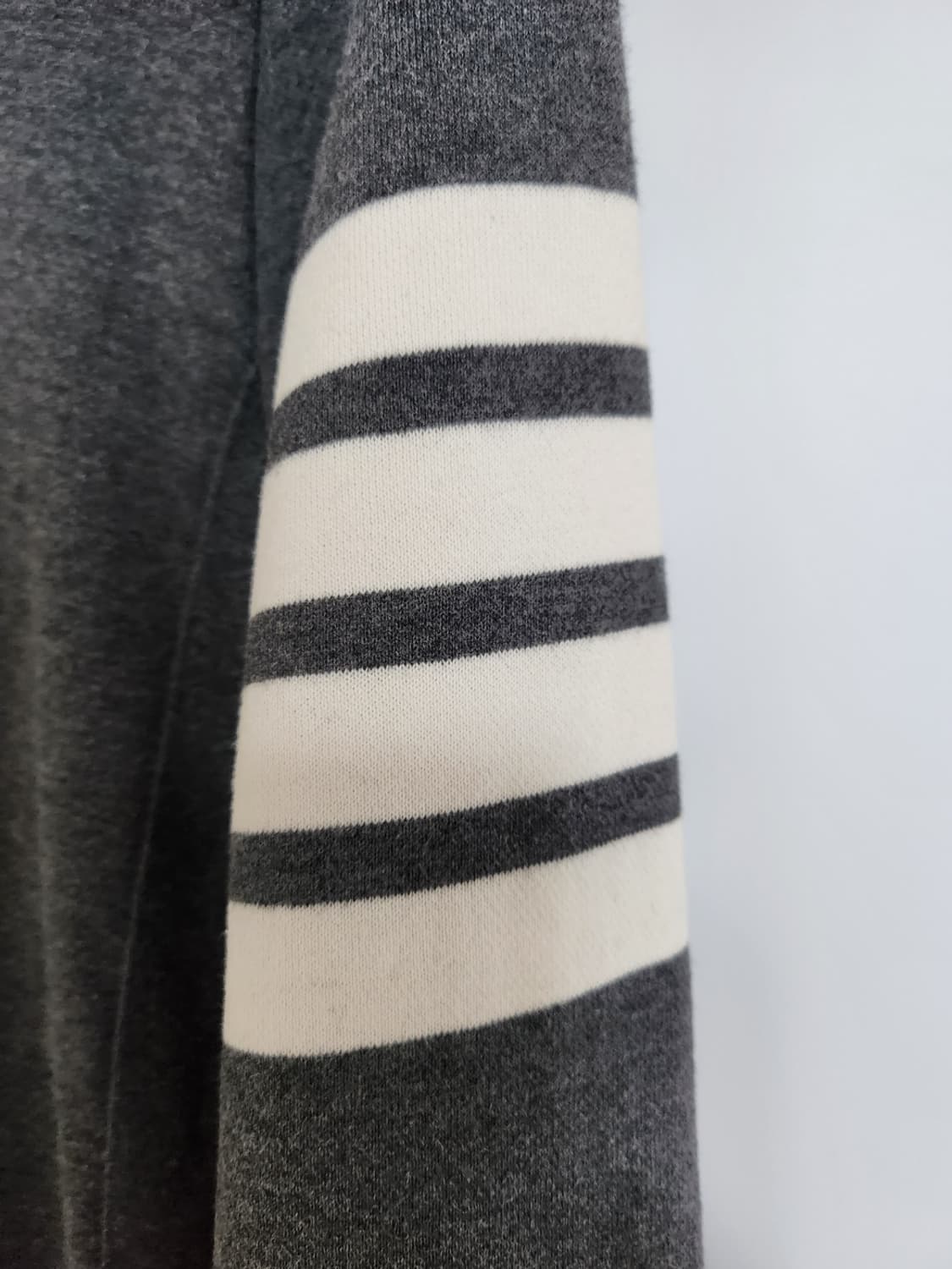 [1] 톰브라운 차콜 사선완장 맨투맨 MJT021H 상품이미지3