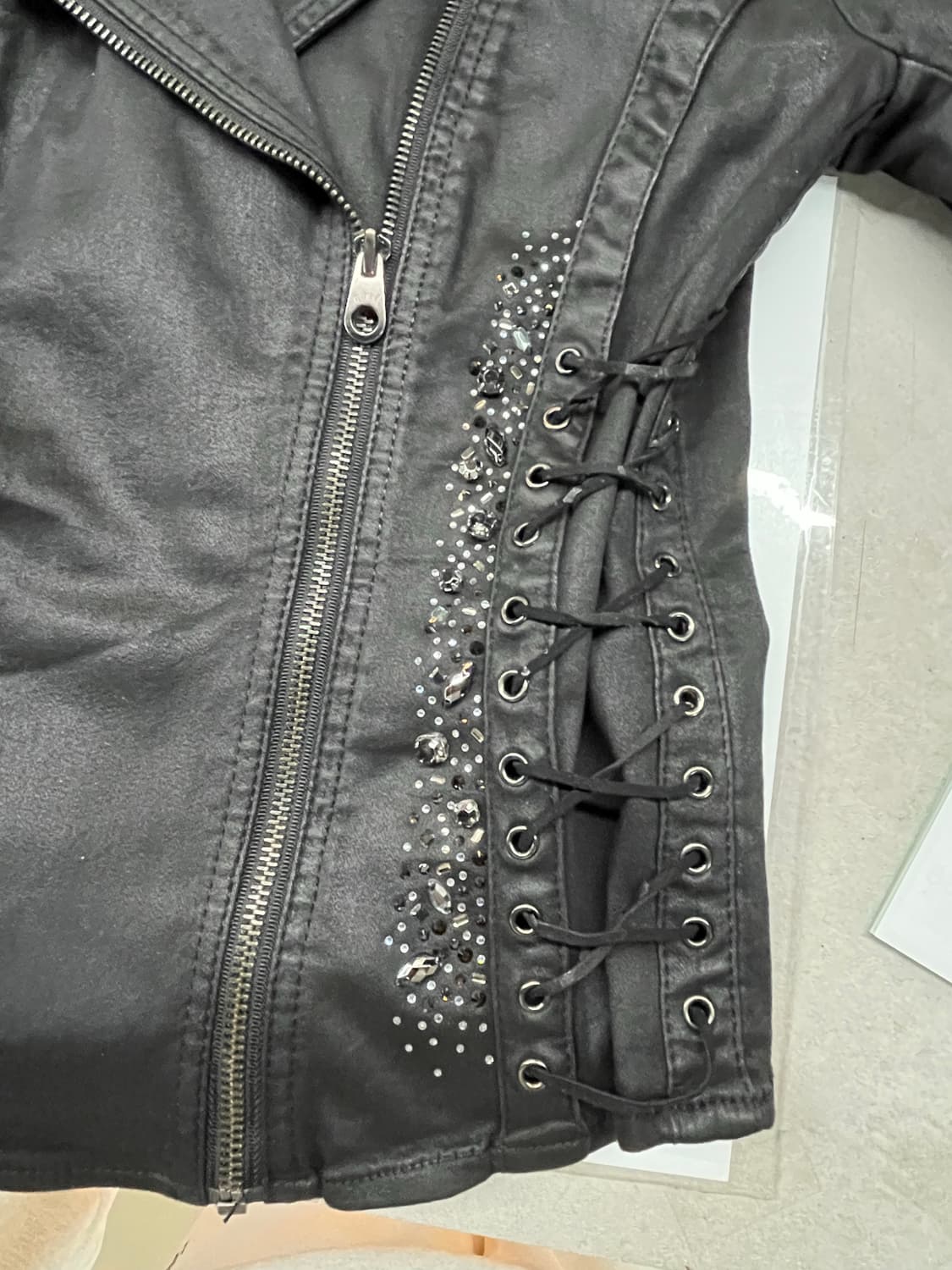 게스 자켓 아일렛 벨벳 롱슬리브 큐빅 데미지 미니 스커트 코디 상품이미지8