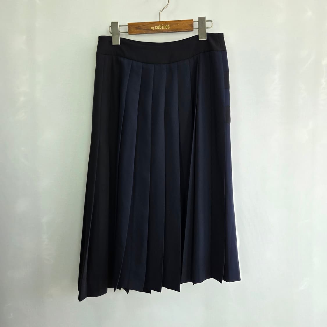 럭키슈에뜨 비대칭 플리츠 미디 스커트 - 세련된 블랙&네이비 배색 상품이미지6