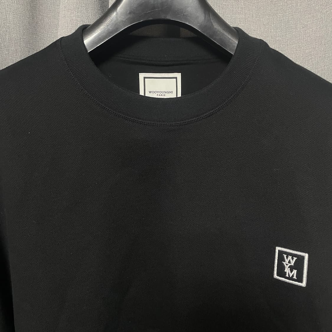 우영미 블랙 코튼 백로고 스웨트셔츠 상품이미지3