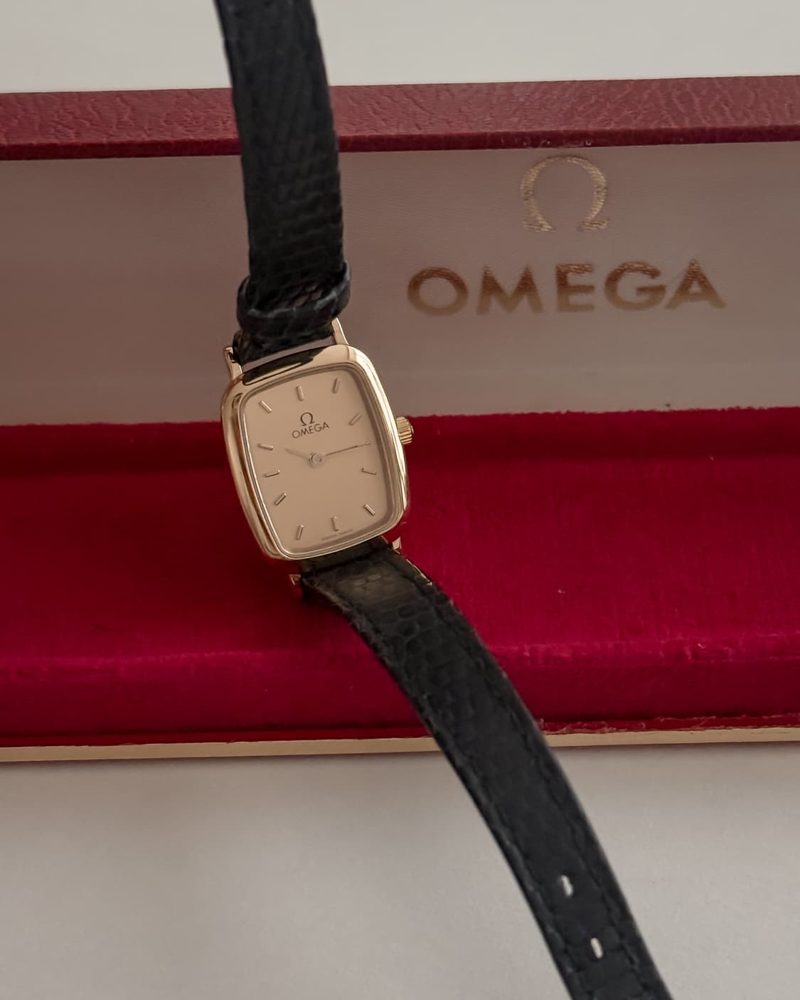 오메가 스퀘어 골드 시계 상품이미지3