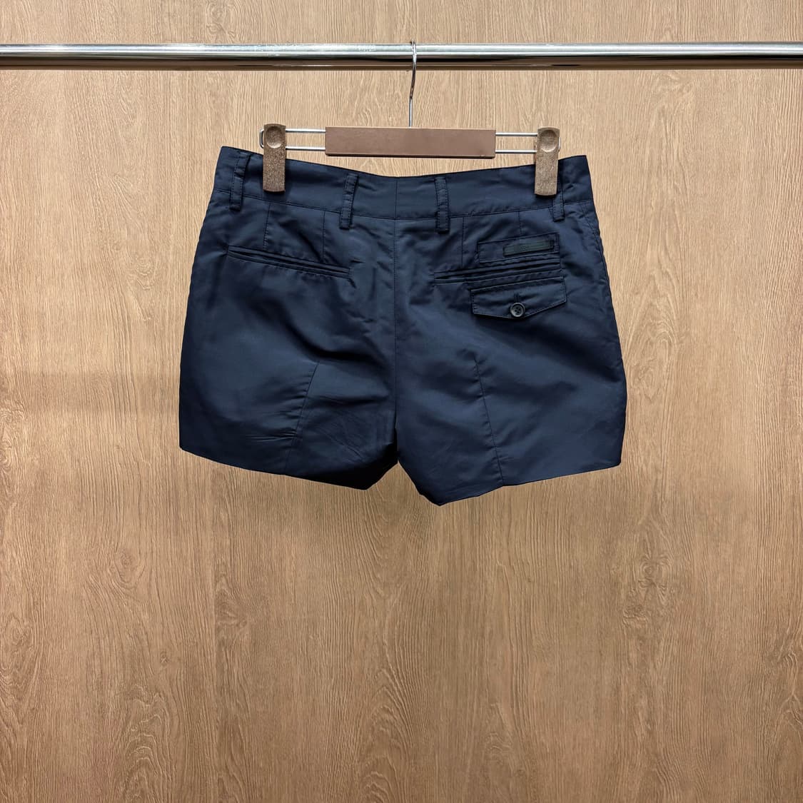 프라다 테일러드 숏팬츠 미니멀 슬릿 플랩 포켓 로고 라벨 디테일 네이비 상품이미지3