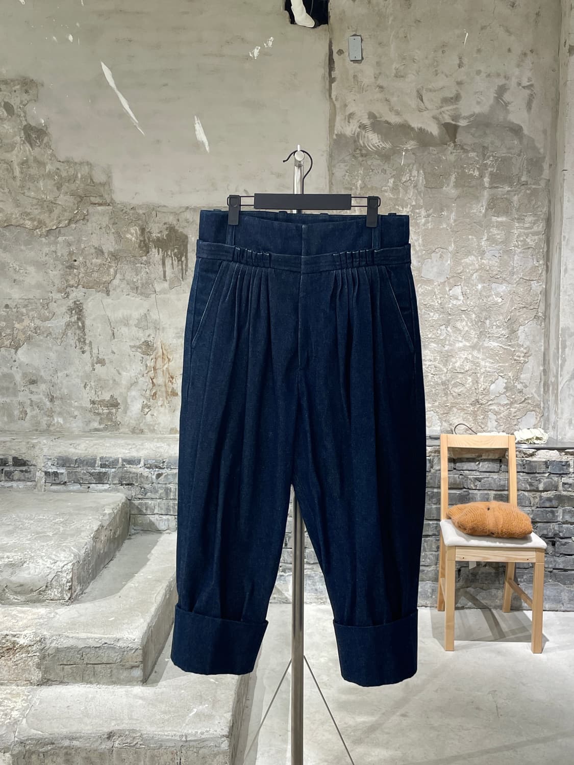 jw앤더슨 진청 폴드 헴 게더 배기핏 데님 팬츠 상품이미지1