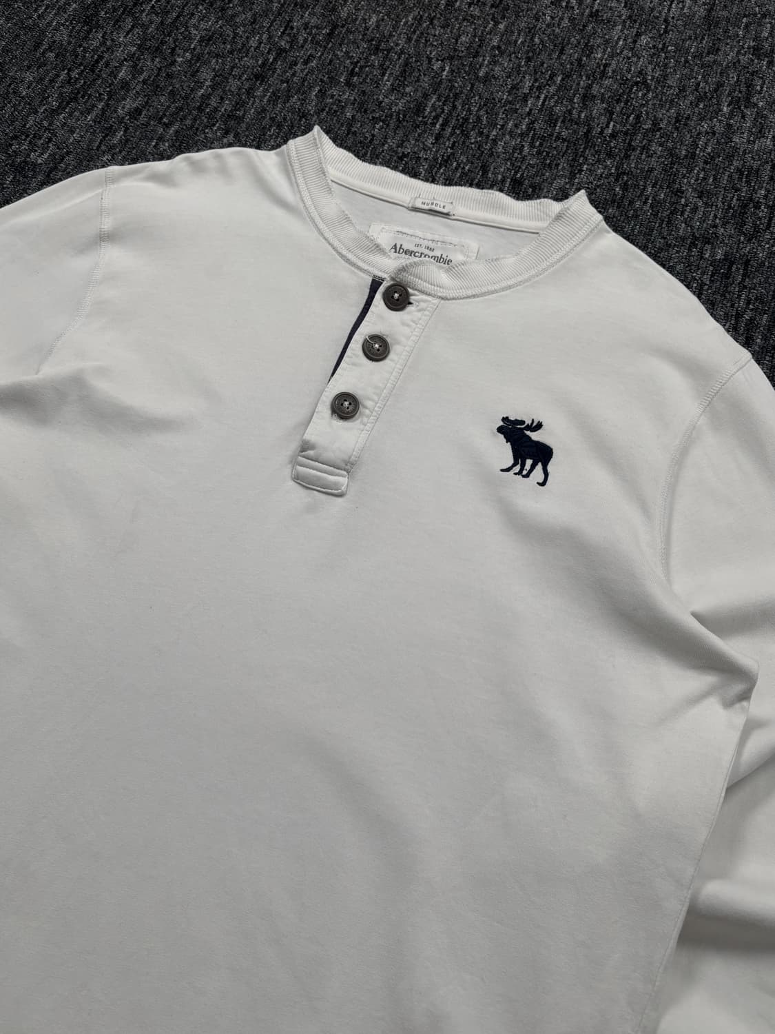 아베크롬비 하프버튼 헨리넥 화이트 롱슬리브 상품이미지4