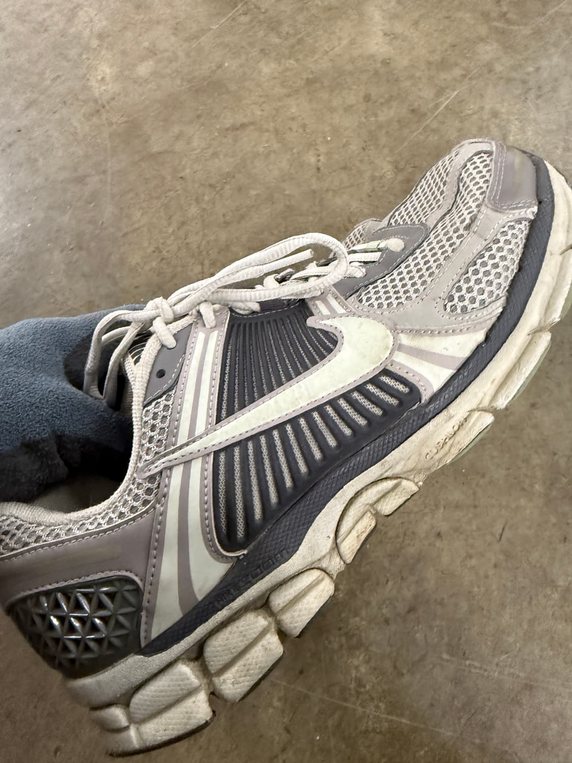 나이키 줌 보메로 5 회색 265mm 상품이미지4