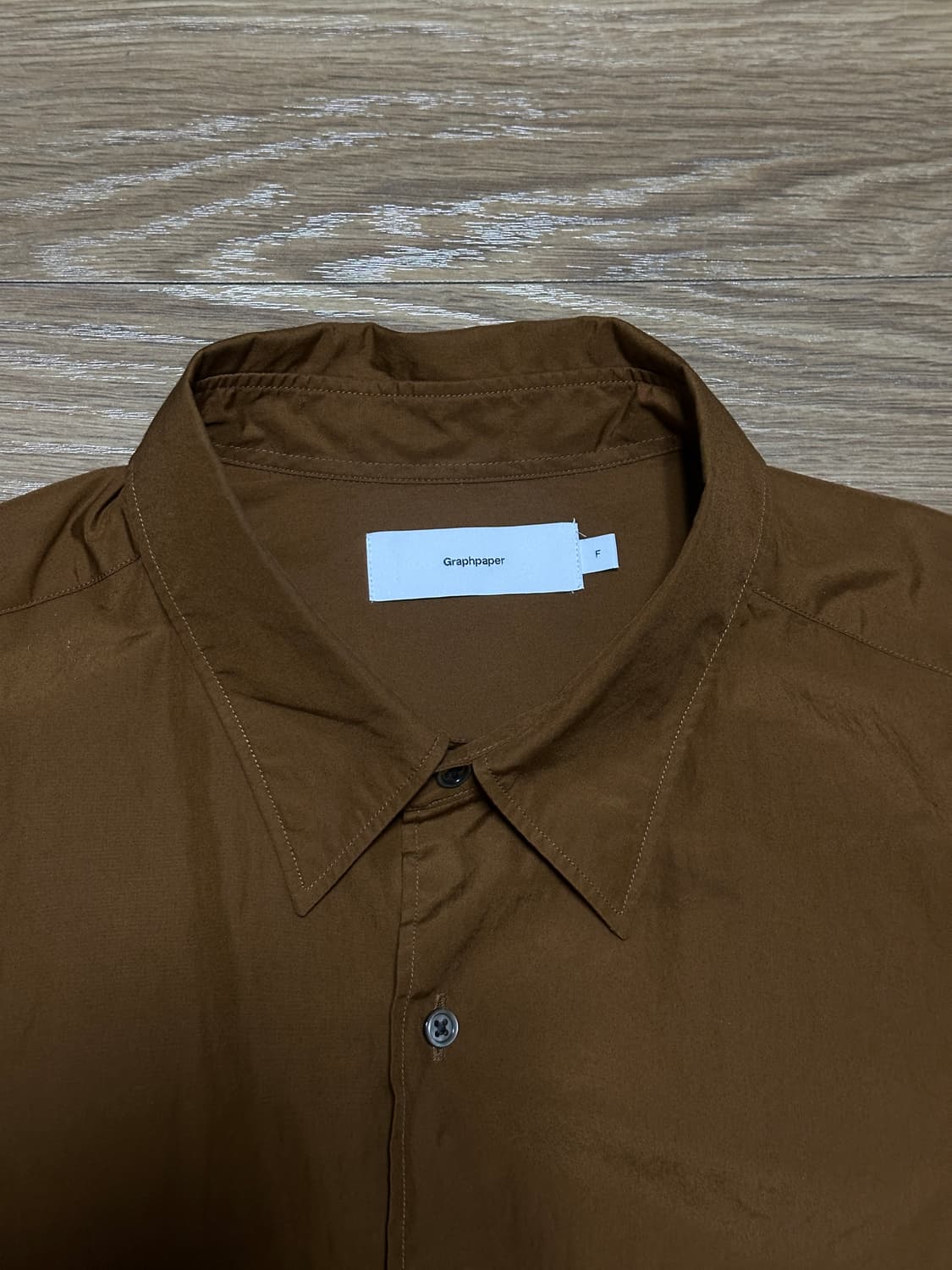 그라프페이퍼 포플린 브라운 셔츠 F 사이즈 판매합니다. 상품이미지3