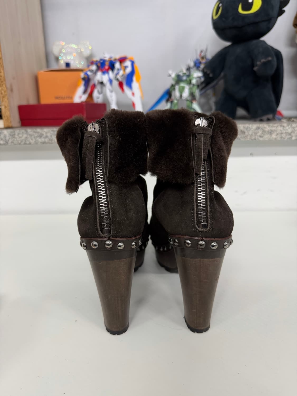 정품) 미우미우 스웨이드 스터드 장식 털부츠 38 상품이미지5