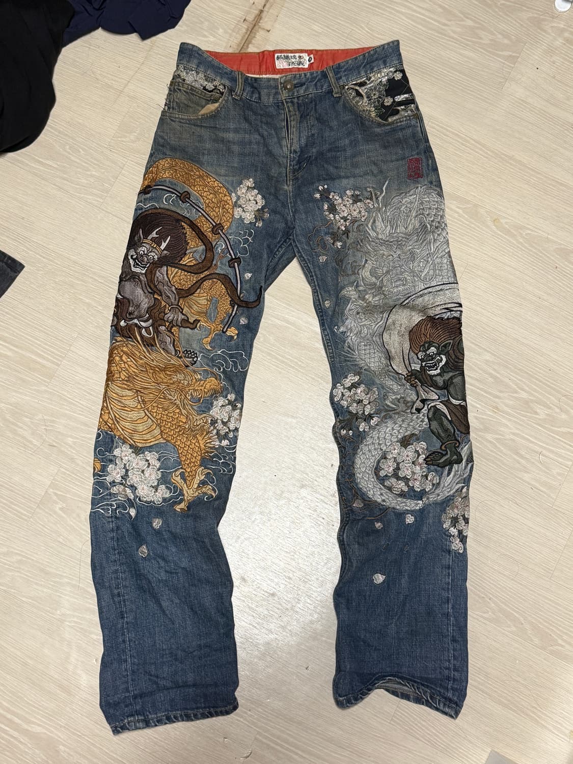 카라쿠리 타마시이 풍신뢰신 자수 데님 팬츠 상품이미지1