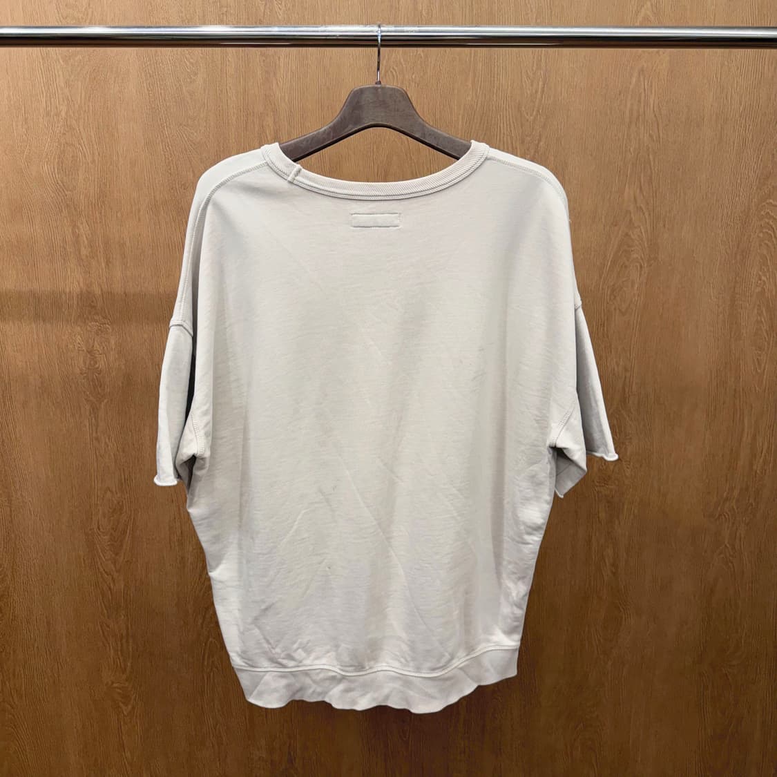 올세인츠 라운드넥 반팔 맨투맨 드롭 숄더 메탈 로고 스터드 루즈핏 베이지 상품이미지2