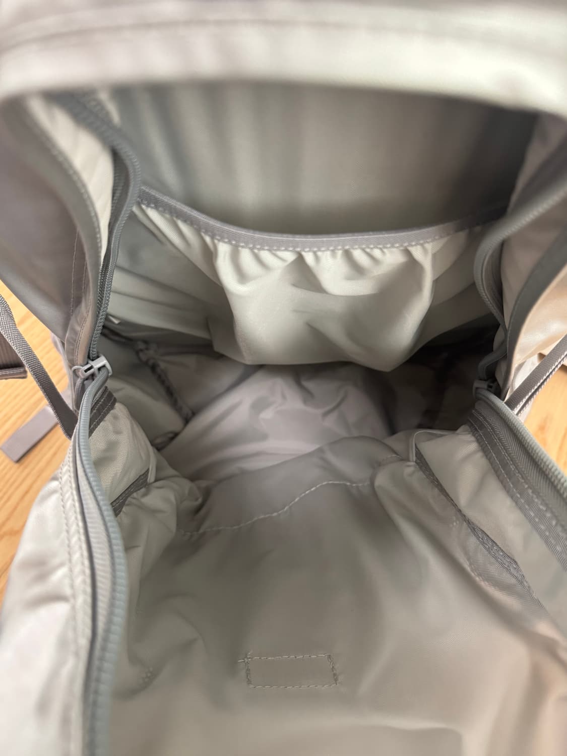 슈프림 22FW 백팩 실버 상품이미지5