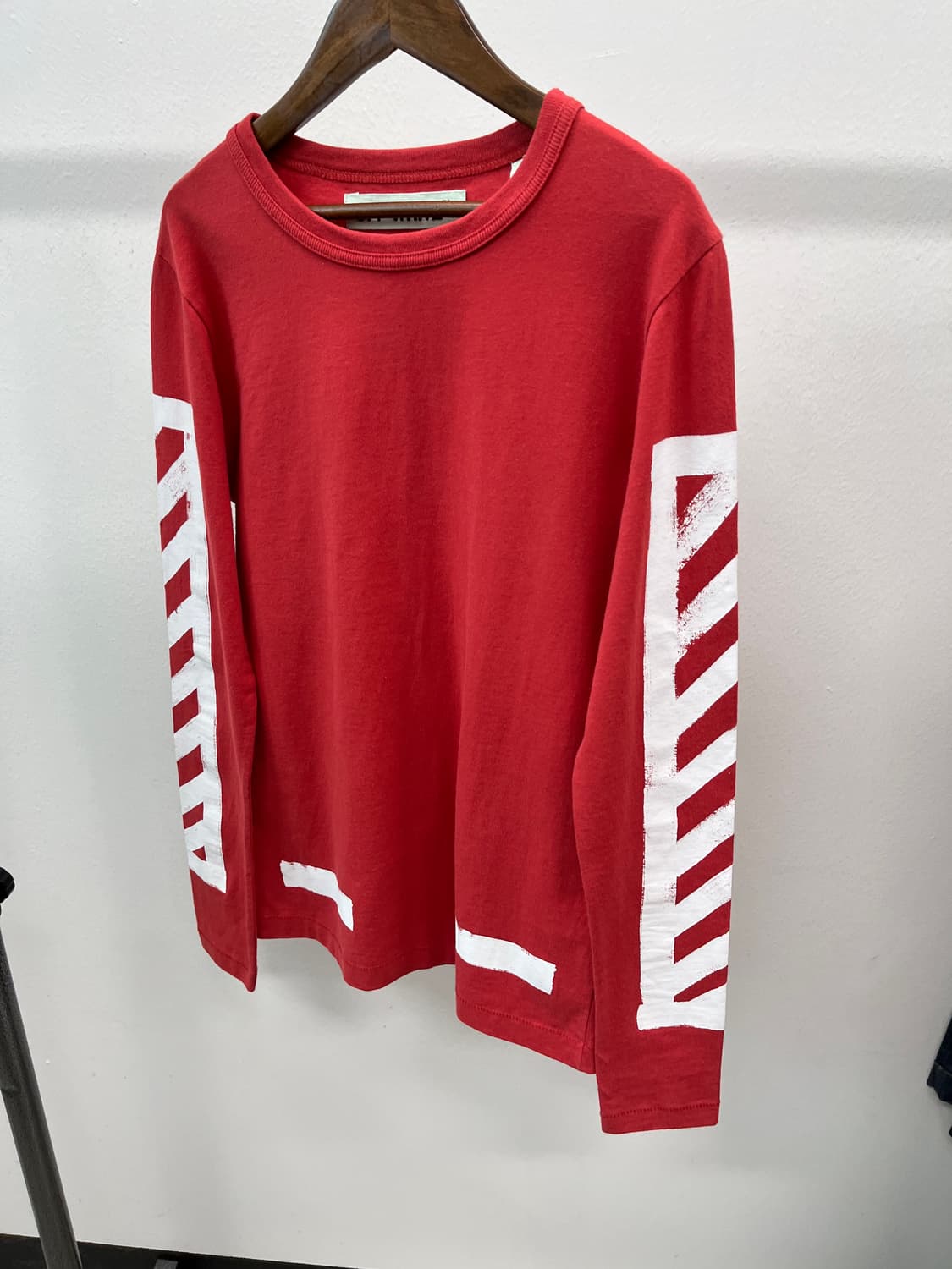 여) 오프화이트 에로우 롱슬리브  상품이미지1