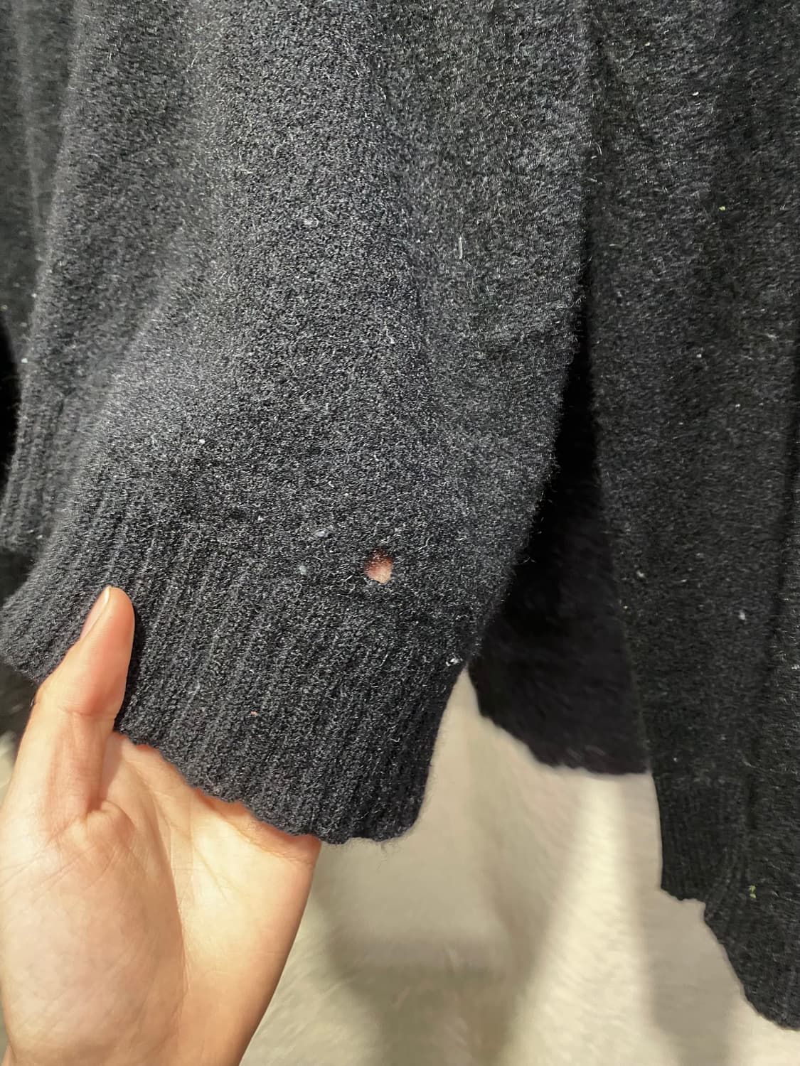 Lacoste 로고 브이넥 니트 상품이미지3