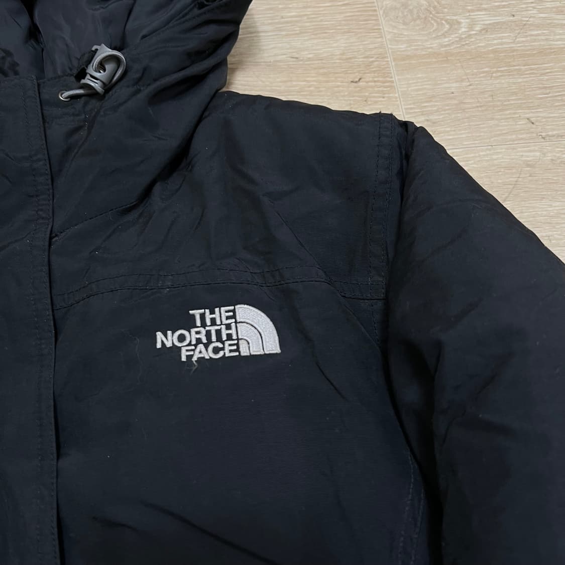 노스페이스 여성 구스다운 자수 로고 후드 패딩 점퍼 [블랙] L/90 상품이미지4