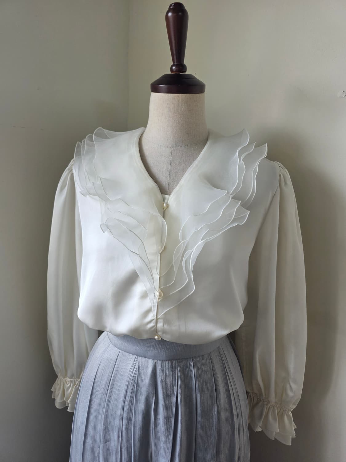 오간자 프릴 카라 새틴 블라우스  상품이미지2