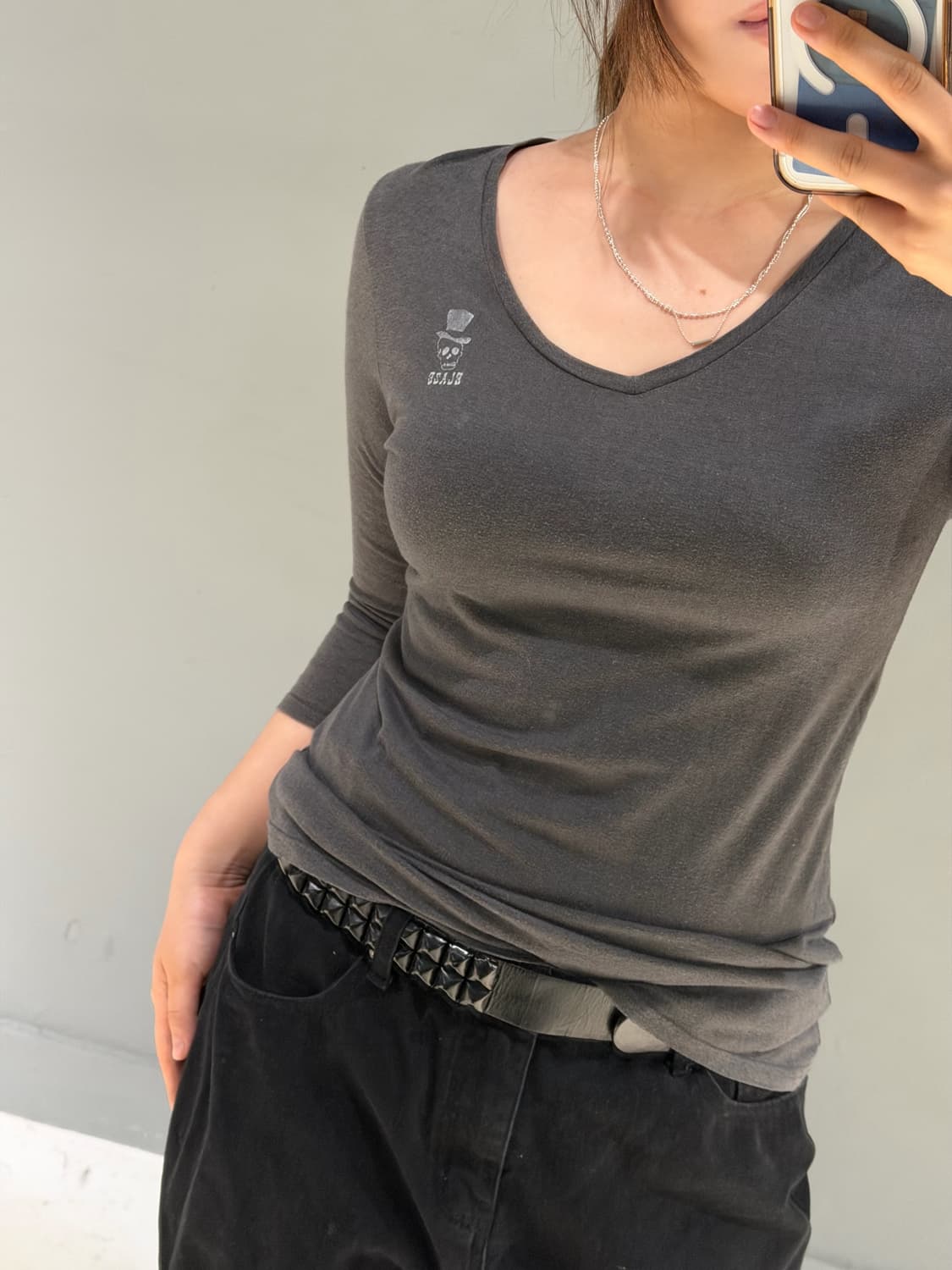 back lettering v-neck design top 상품이미지3