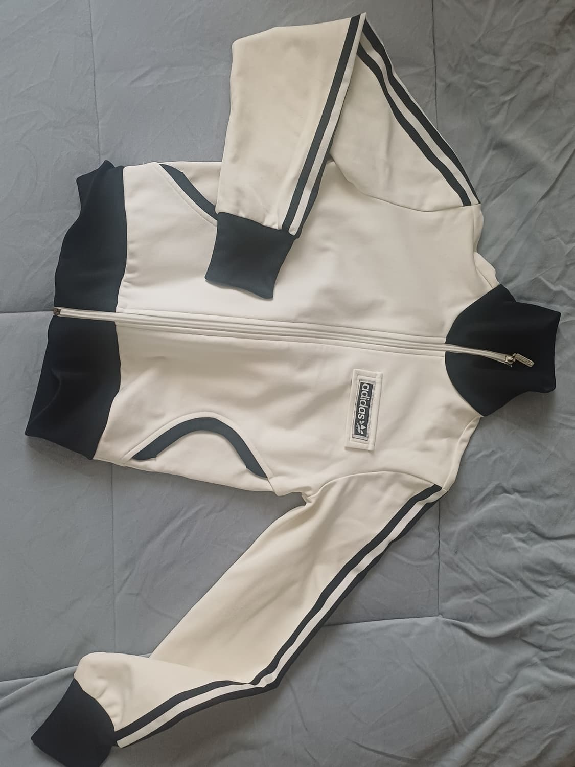 아디디스 브뤼셀 트랙탑 흰검 희귀매물 (네고O) 상품이미지1