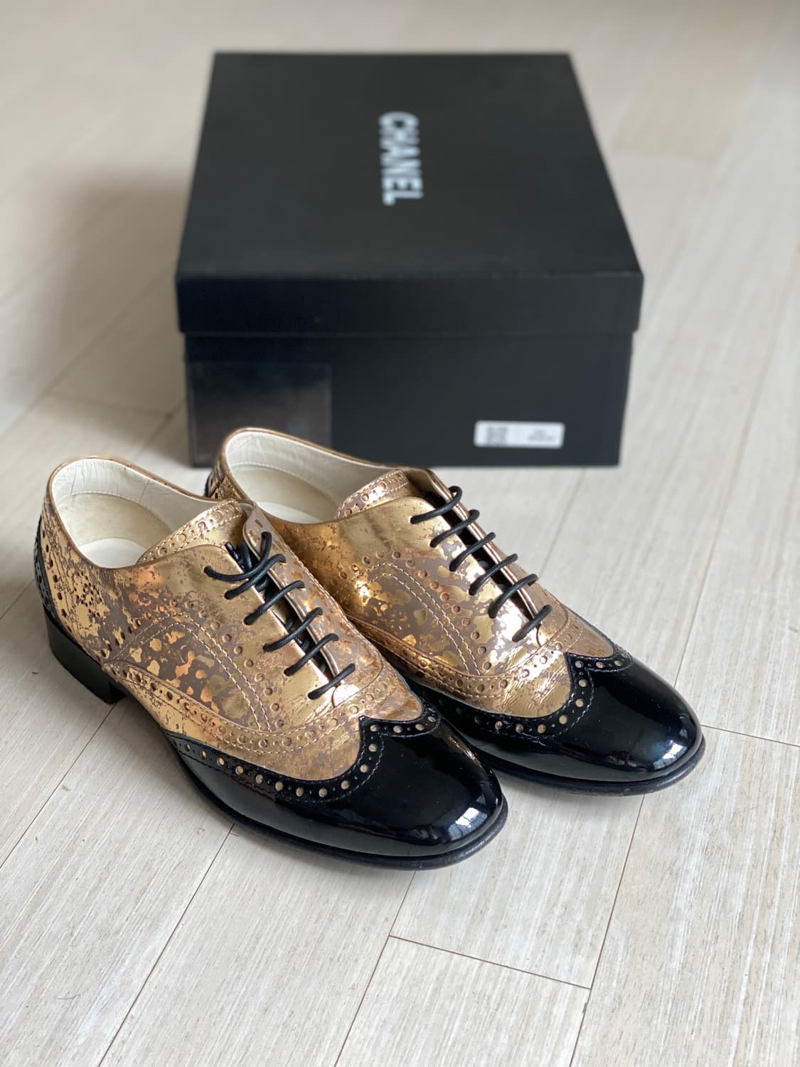 샤넬  골드&블랙 페이던트 옥스포드 슈즈. 37.5size 상품이미지1